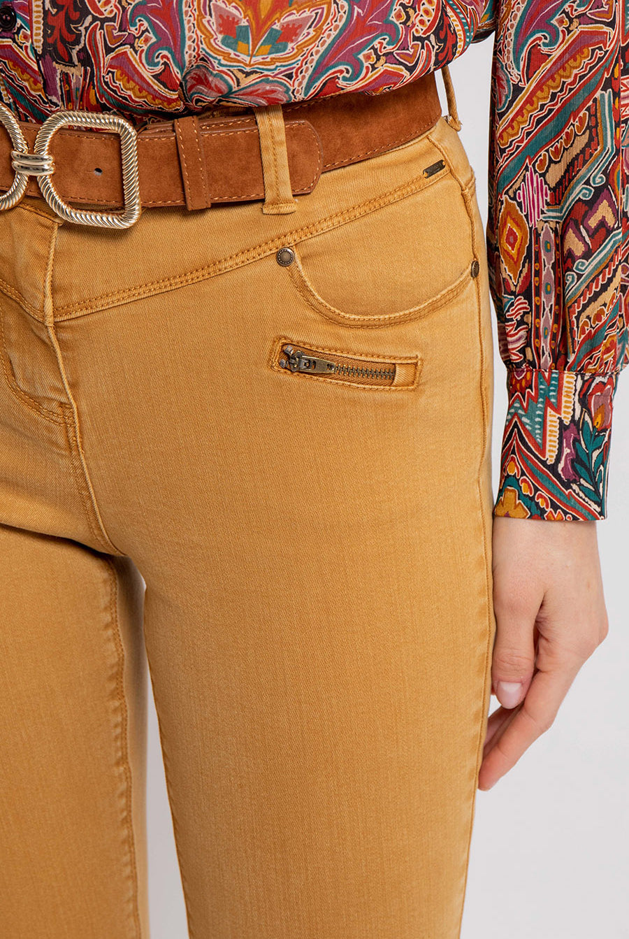 Pantalon coupe slim galbante coloris ocre | Elora