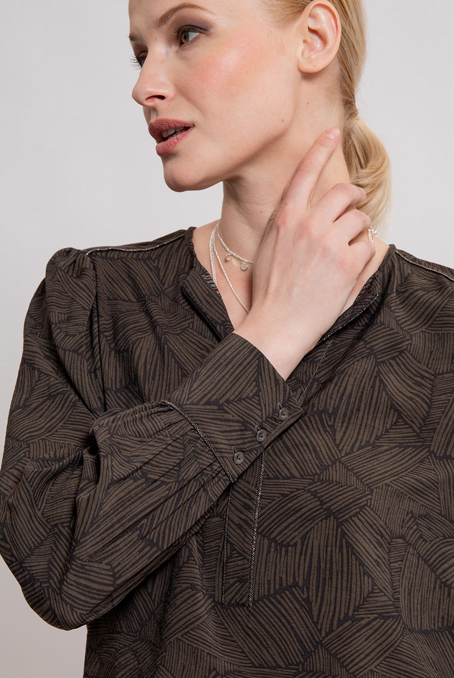 Blouse imprimé graphique bicolore kaki et noir | Elora