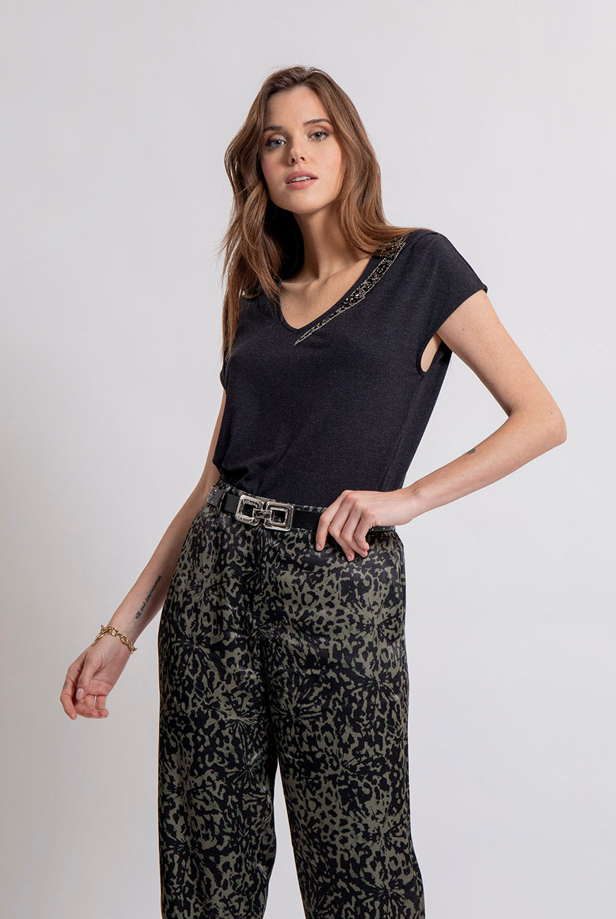 Tee shirt anthracite avec broderies perlées | Elora