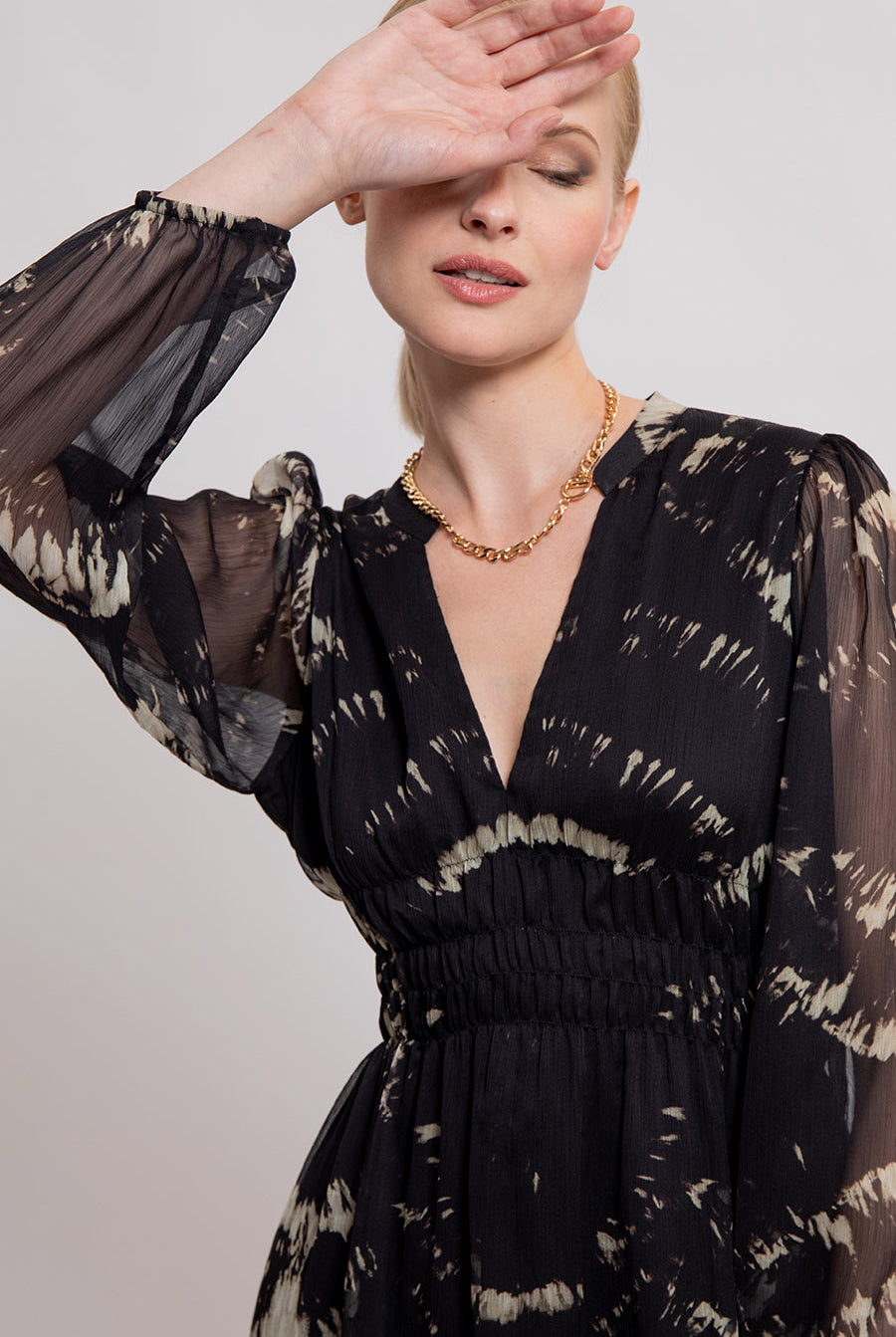 Robe cintrée imprimé tie and dye noir et beige | Elora