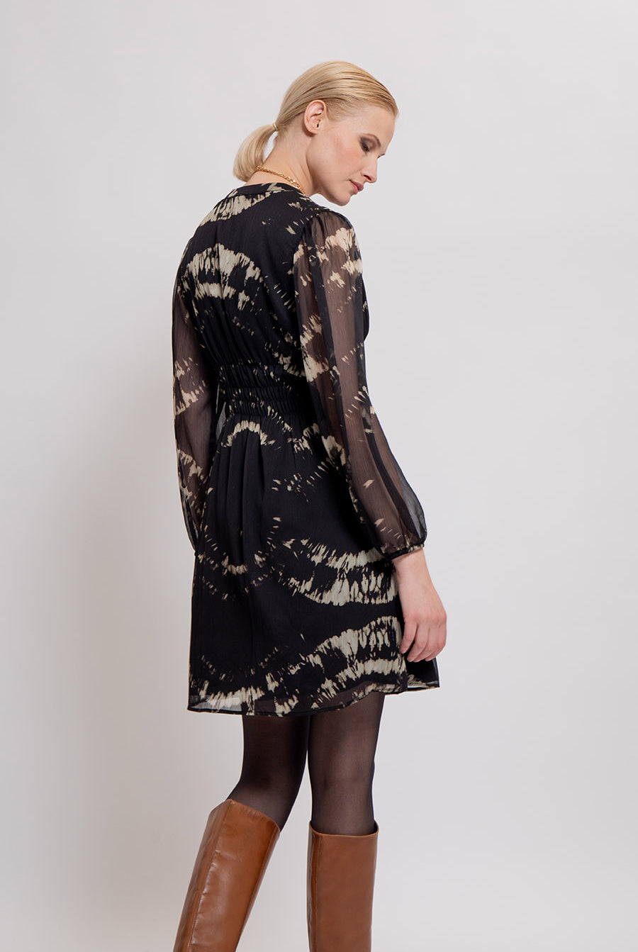 Robe cintrée imprimé tie and dye noir et beige | Elora