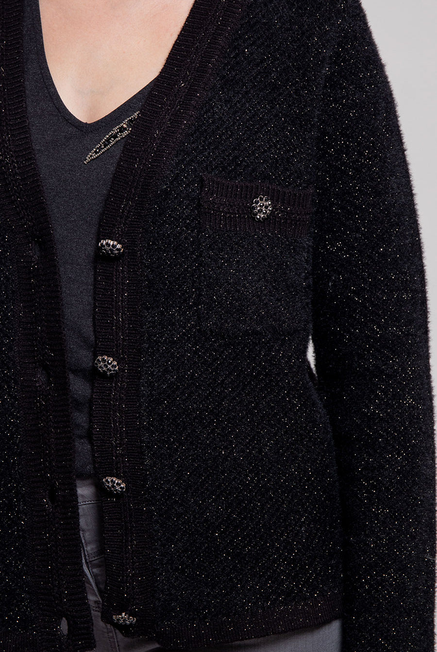 Cardigan noir esprit couture avec boutons bijoux | Elora