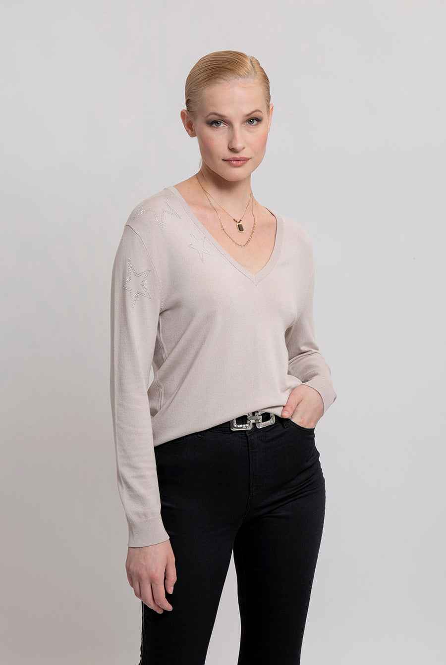 Pull fin col V craie avec étoiles strassées | Elora