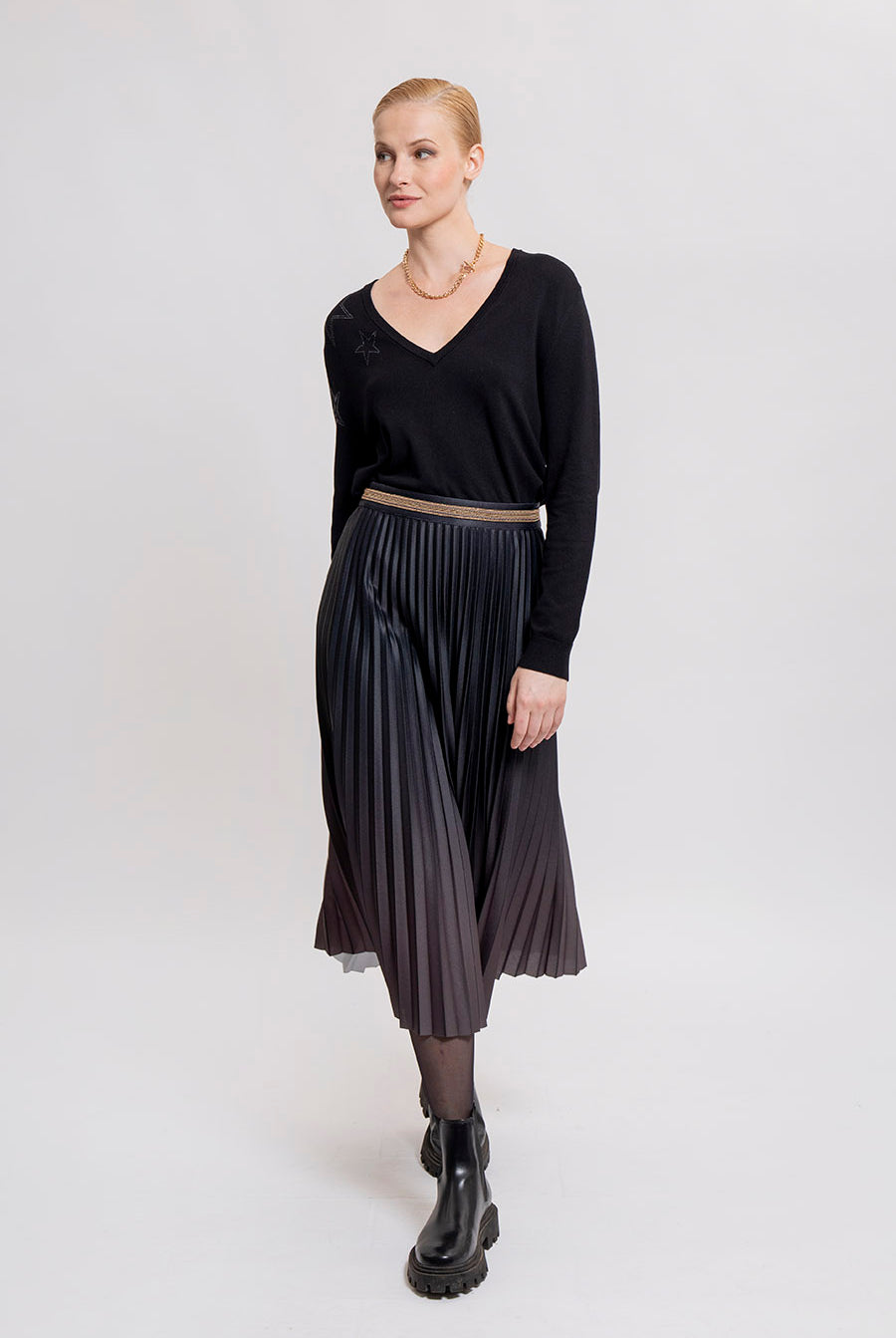 Pull fin col V noir avec étoiles strassées | Elora