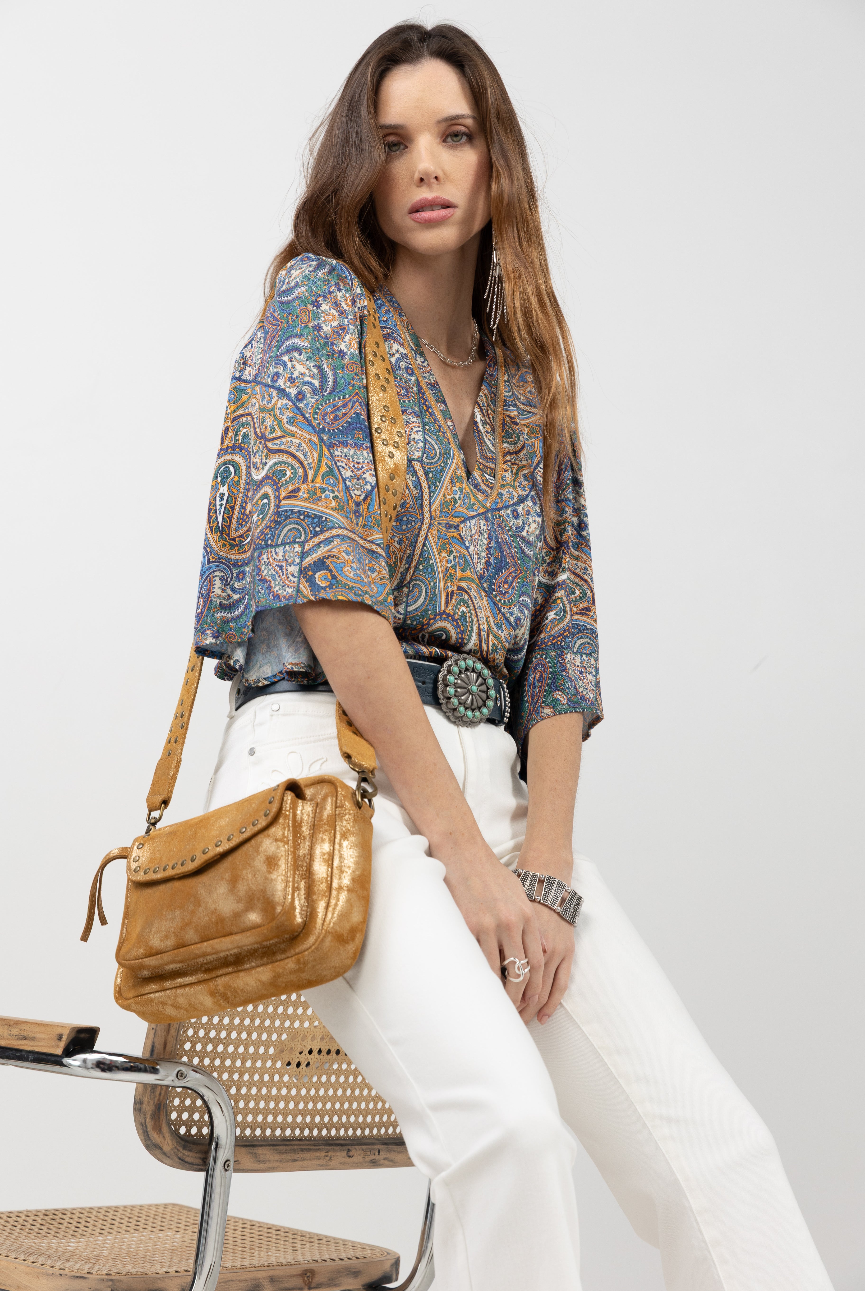 Pochette dorée cuir suédé cloutée | Elora