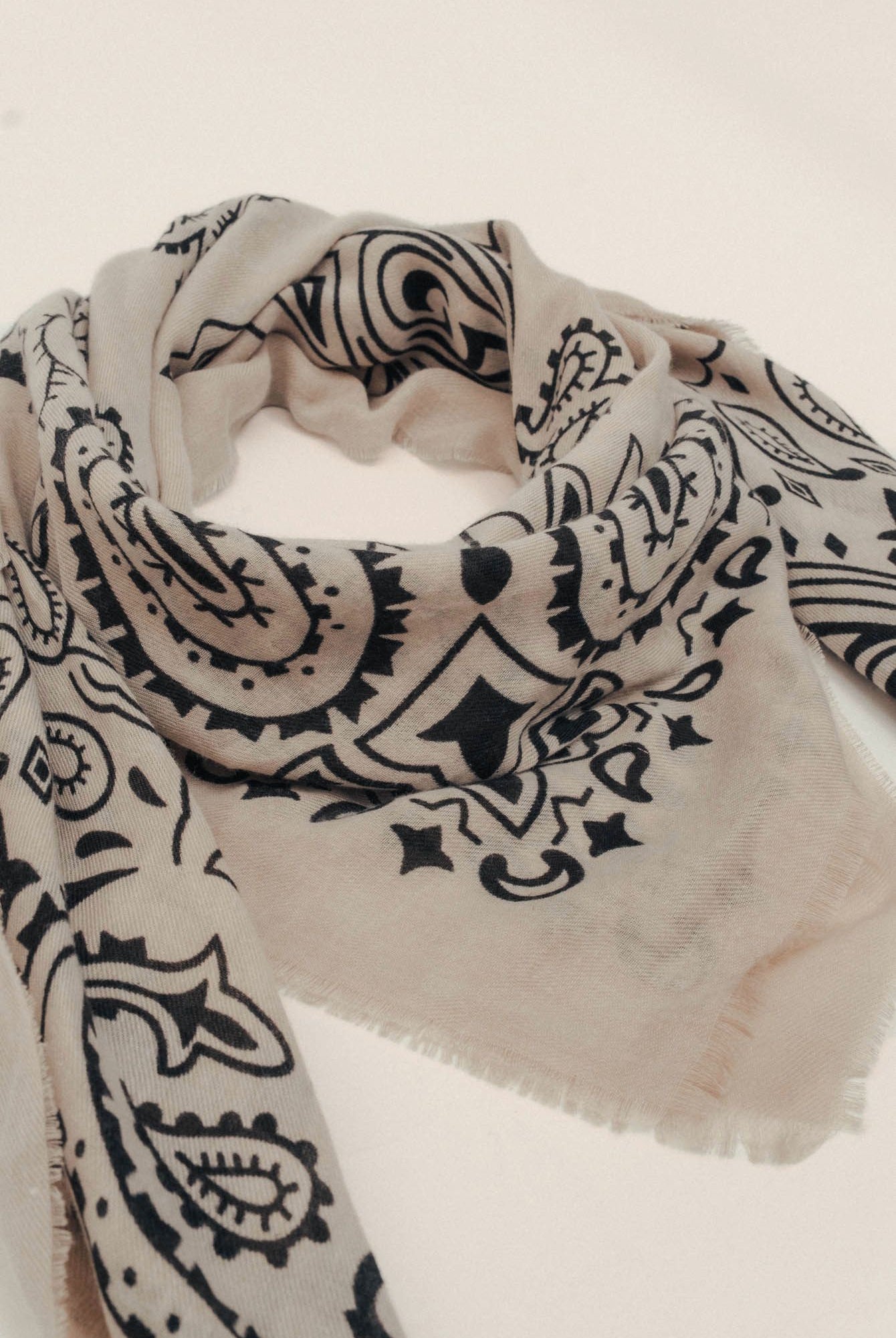 Carré beige imprimé bandana rock | Elora