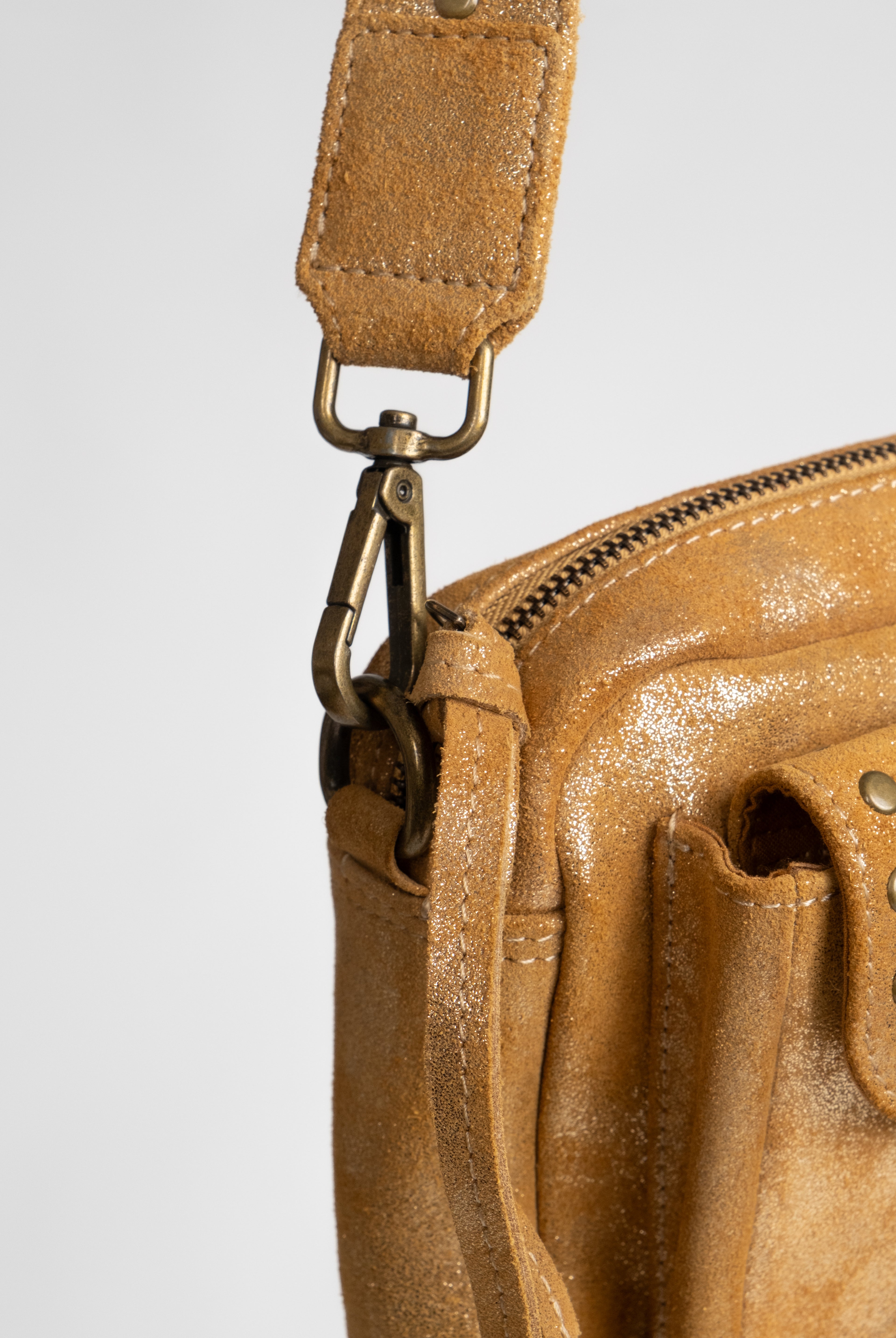 Pochette dorée cuir suédé cloutée | Elora