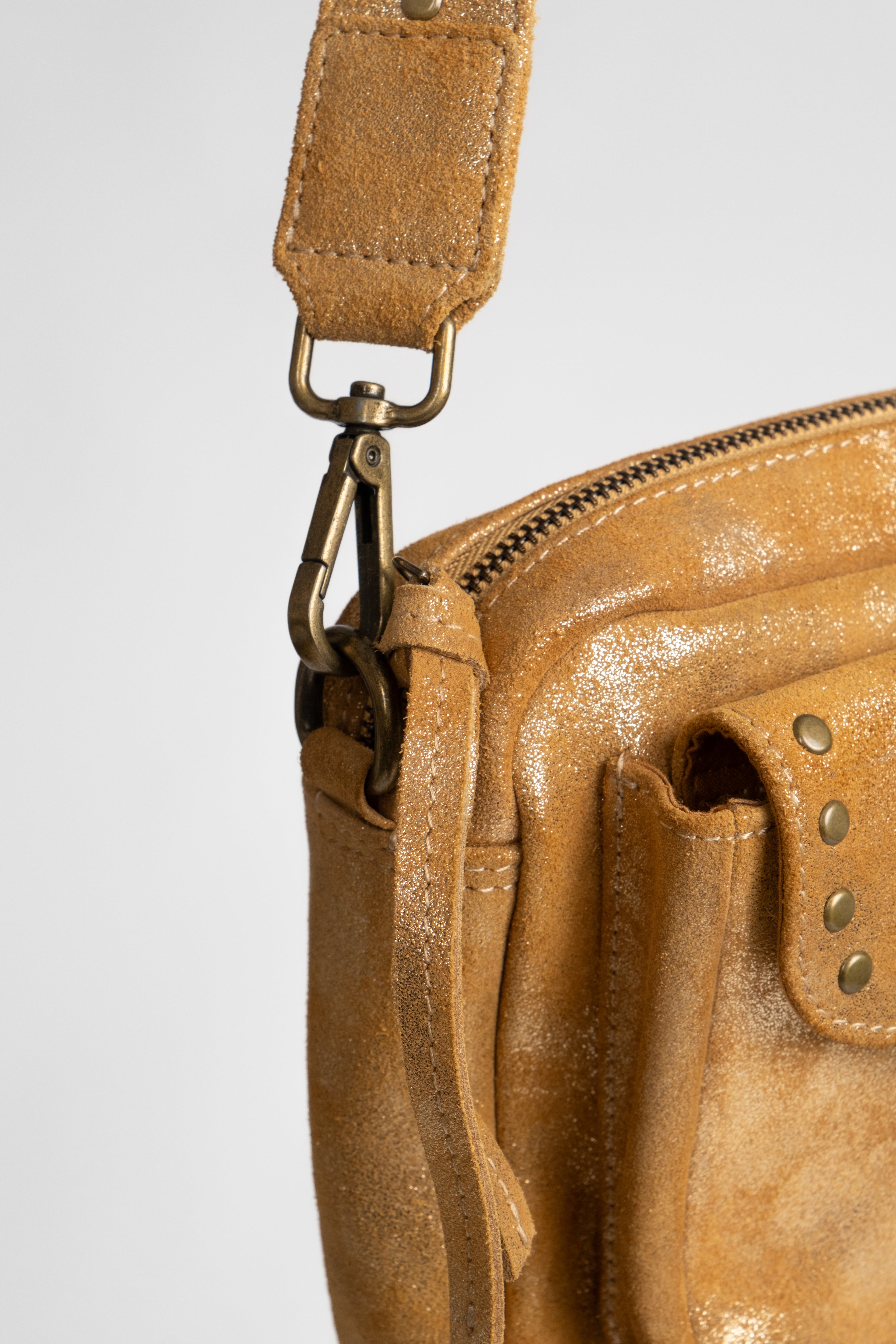 Pochette dorée cuir suédé cloutée | Elora