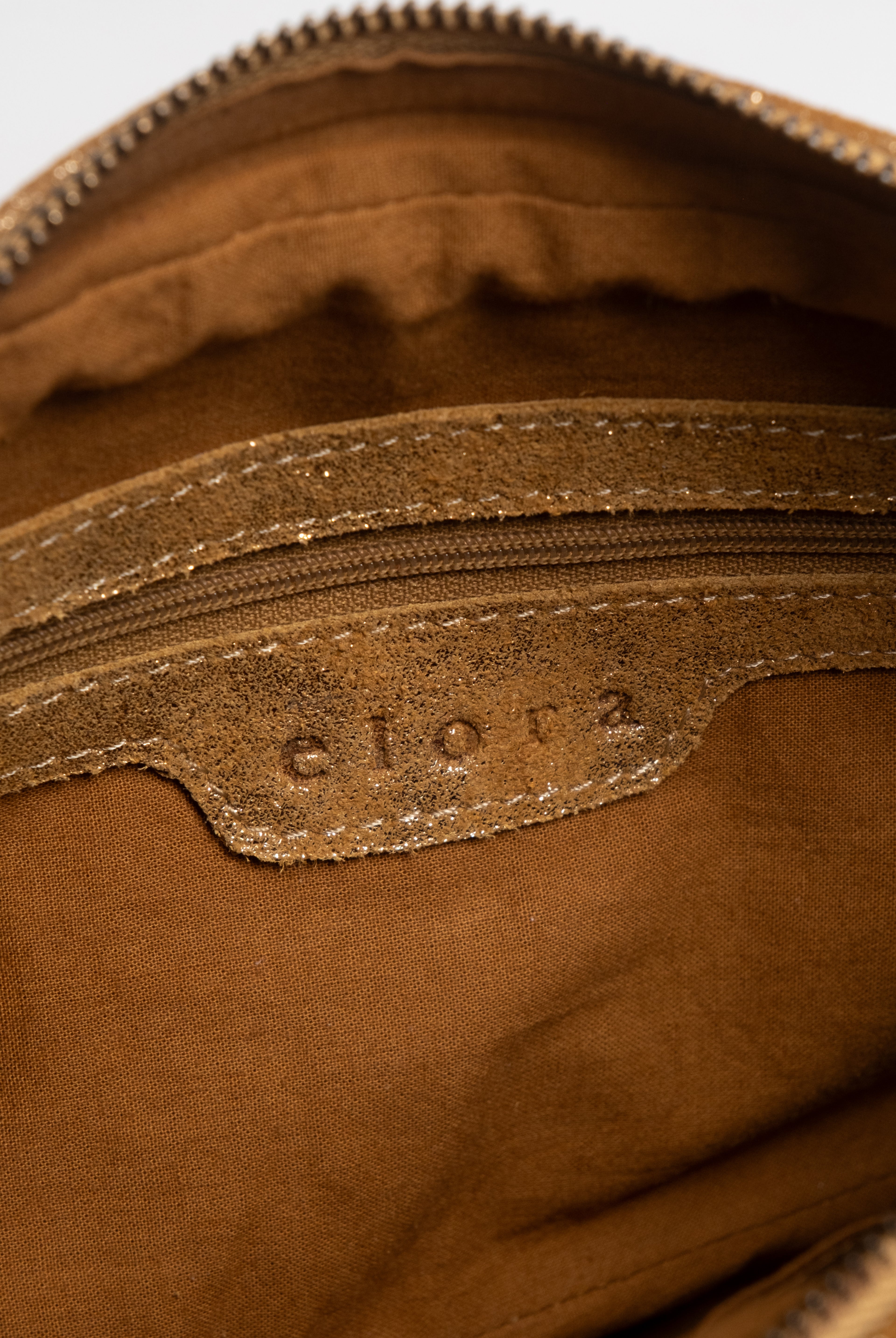 Pochette dorée cuir suédé cloutée | Elora