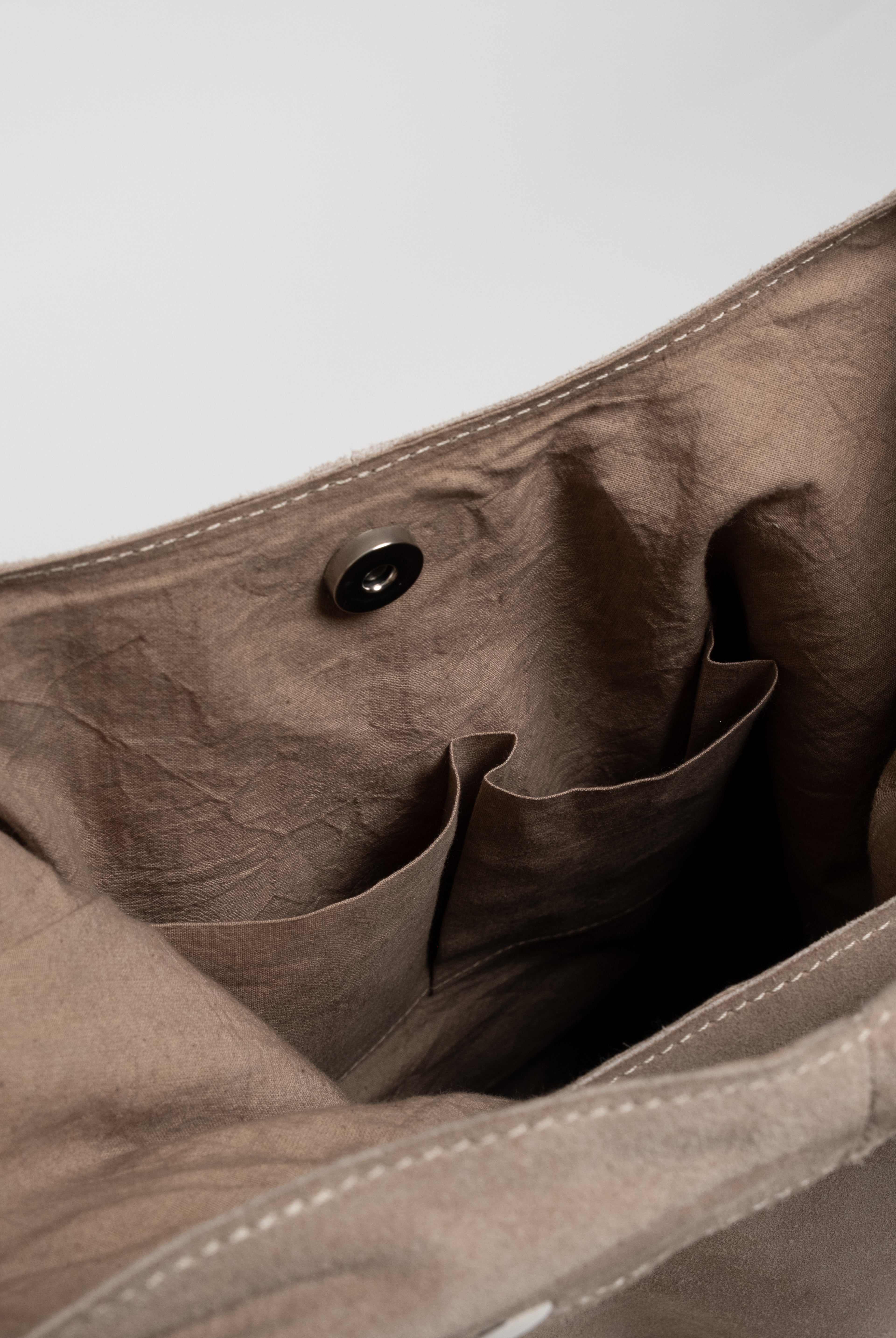 Sac besace beige daim détails métal | Elora