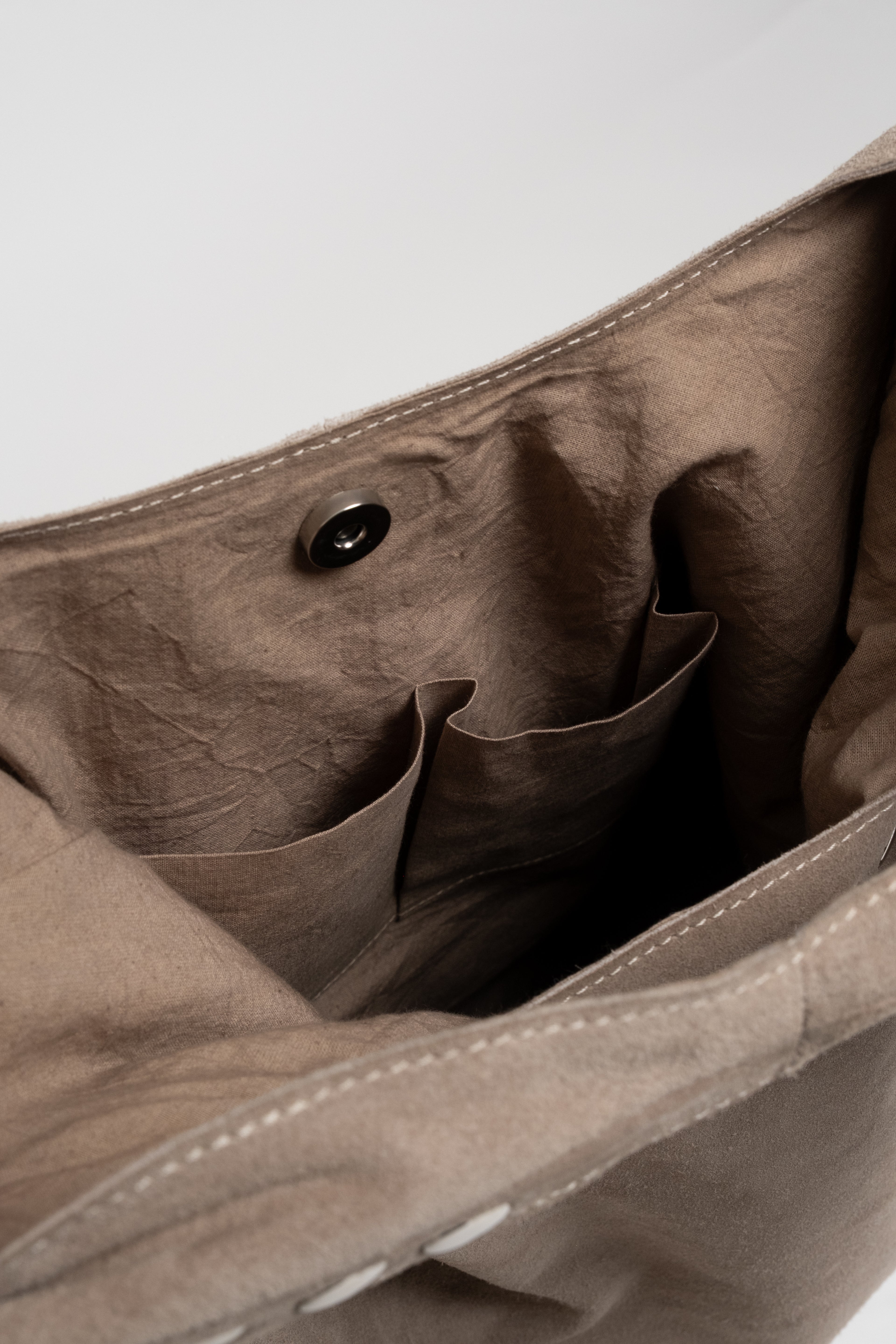 Sac besace beige daim détails métal | Elora