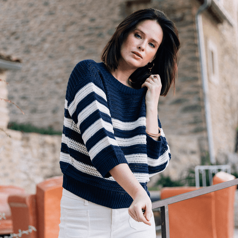 Loose-fitting navy and ecru jumper in a sailor look