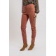 Pantalon slim coloris rouille