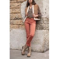 Pantalon slim coloris rouille