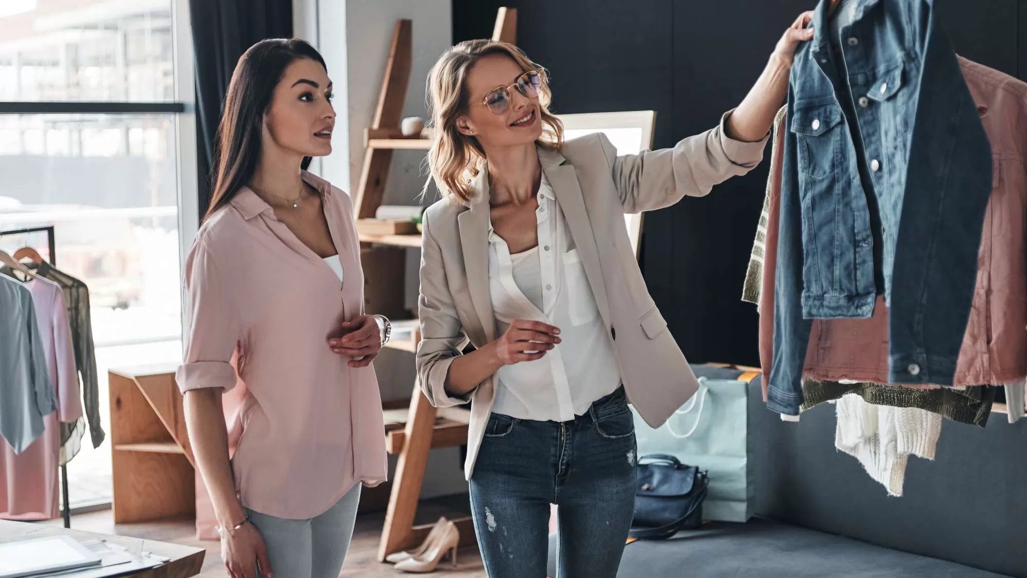 La vente en réunion à domicile de vêtements avec Elora - Elora