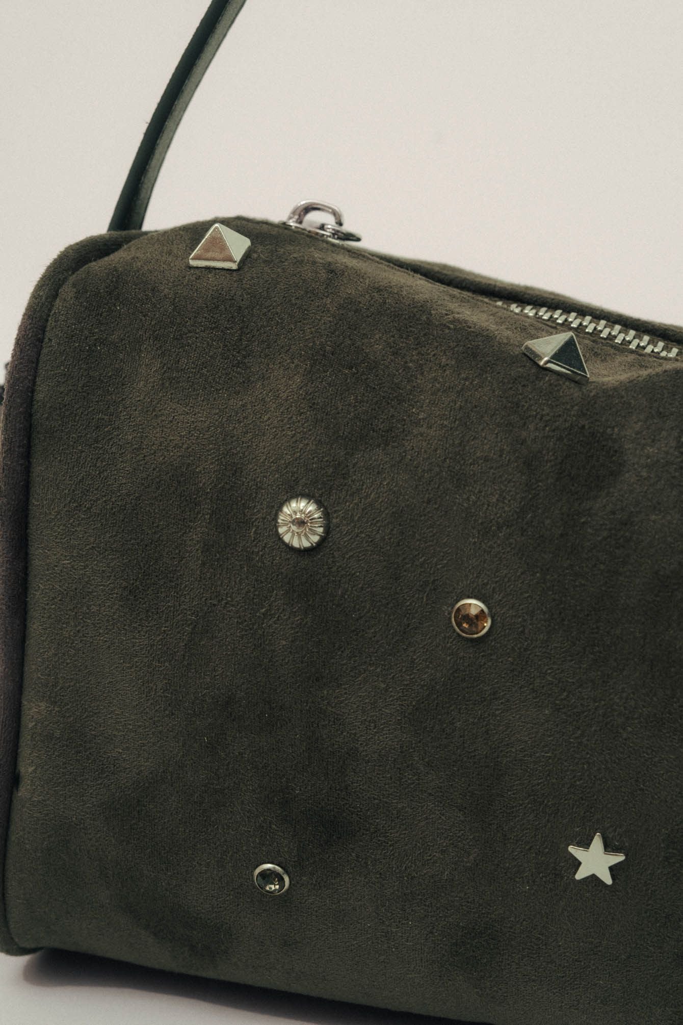 Sac bowling kaki suédé clouté | Elora