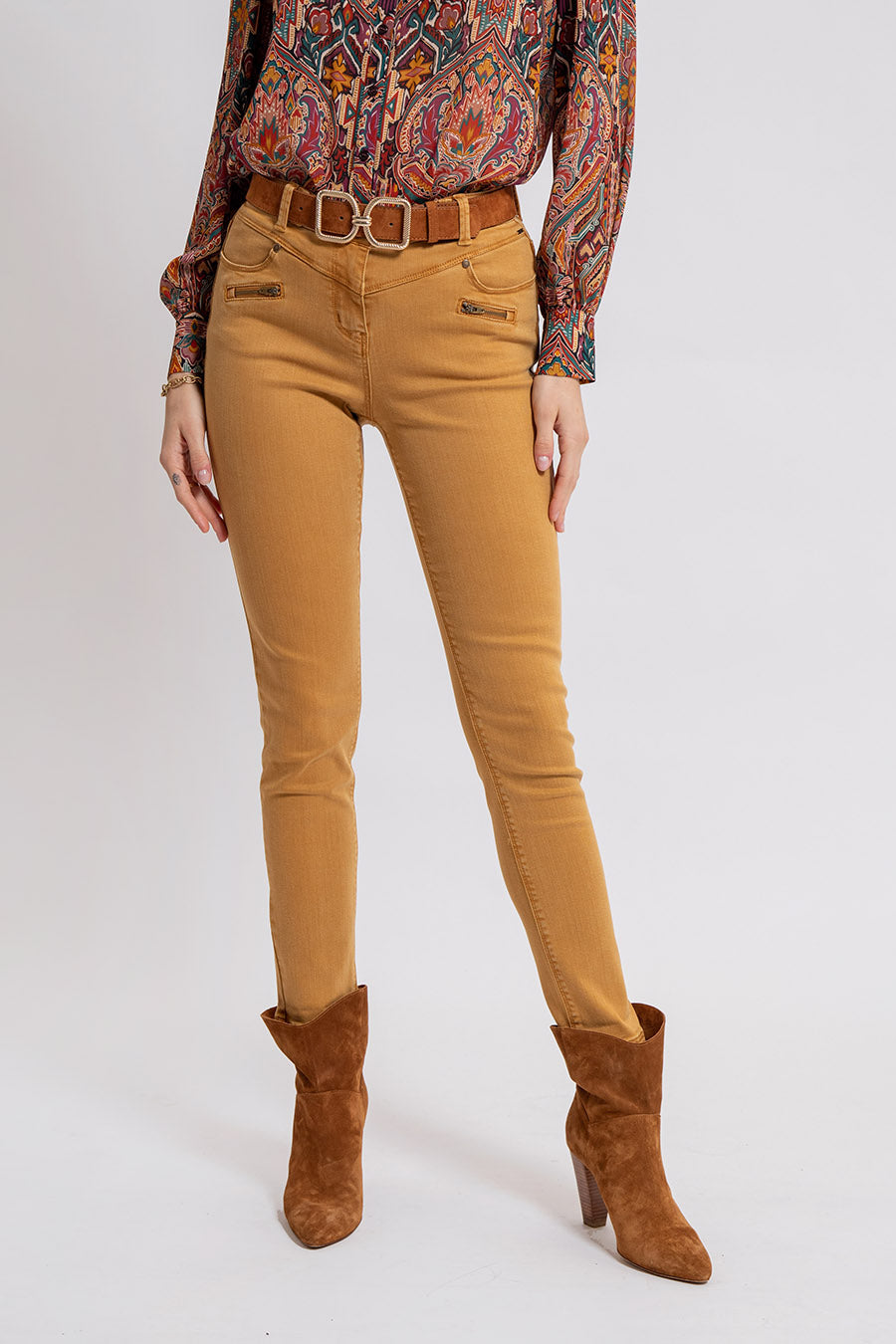 Pantalon coupe slim galbante coloris ocre | Elora