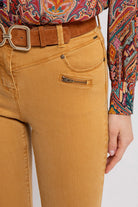 Pantalon coupe slim galbante coloris ocre | Elora