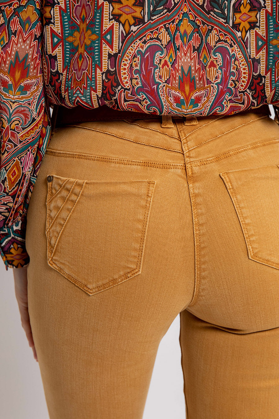 Pantalon coupe slim galbante coloris ocre | Elora