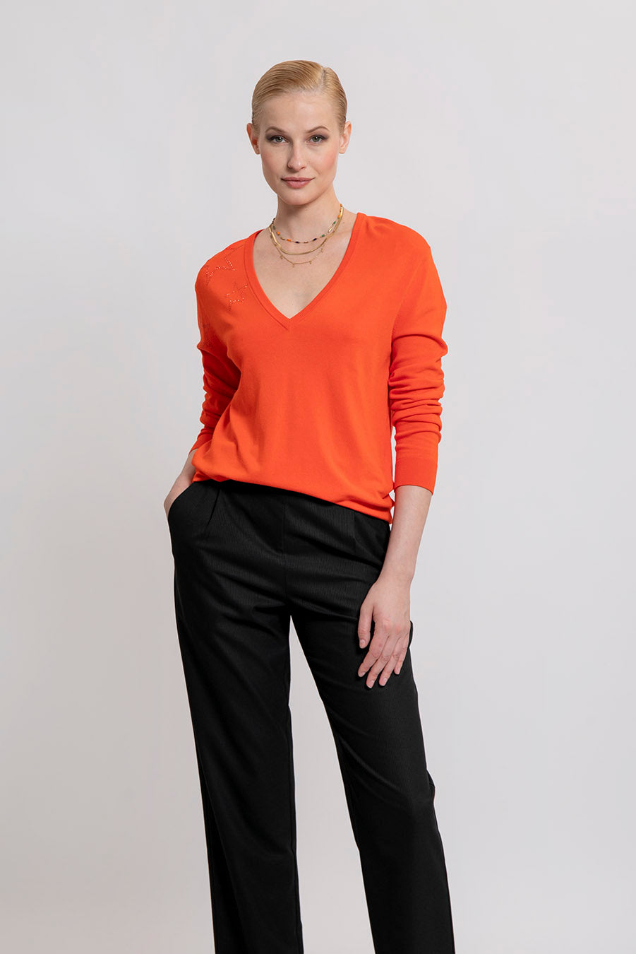 Pull fin col V orange avec étoiles strassées | Elora