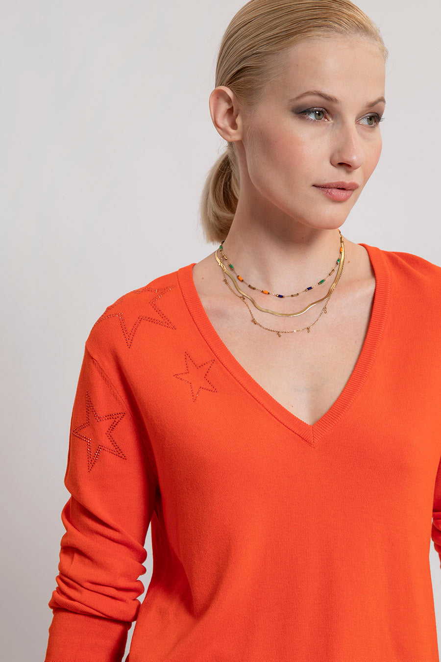 Pull fin col V orange avec étoiles strassées | Elora