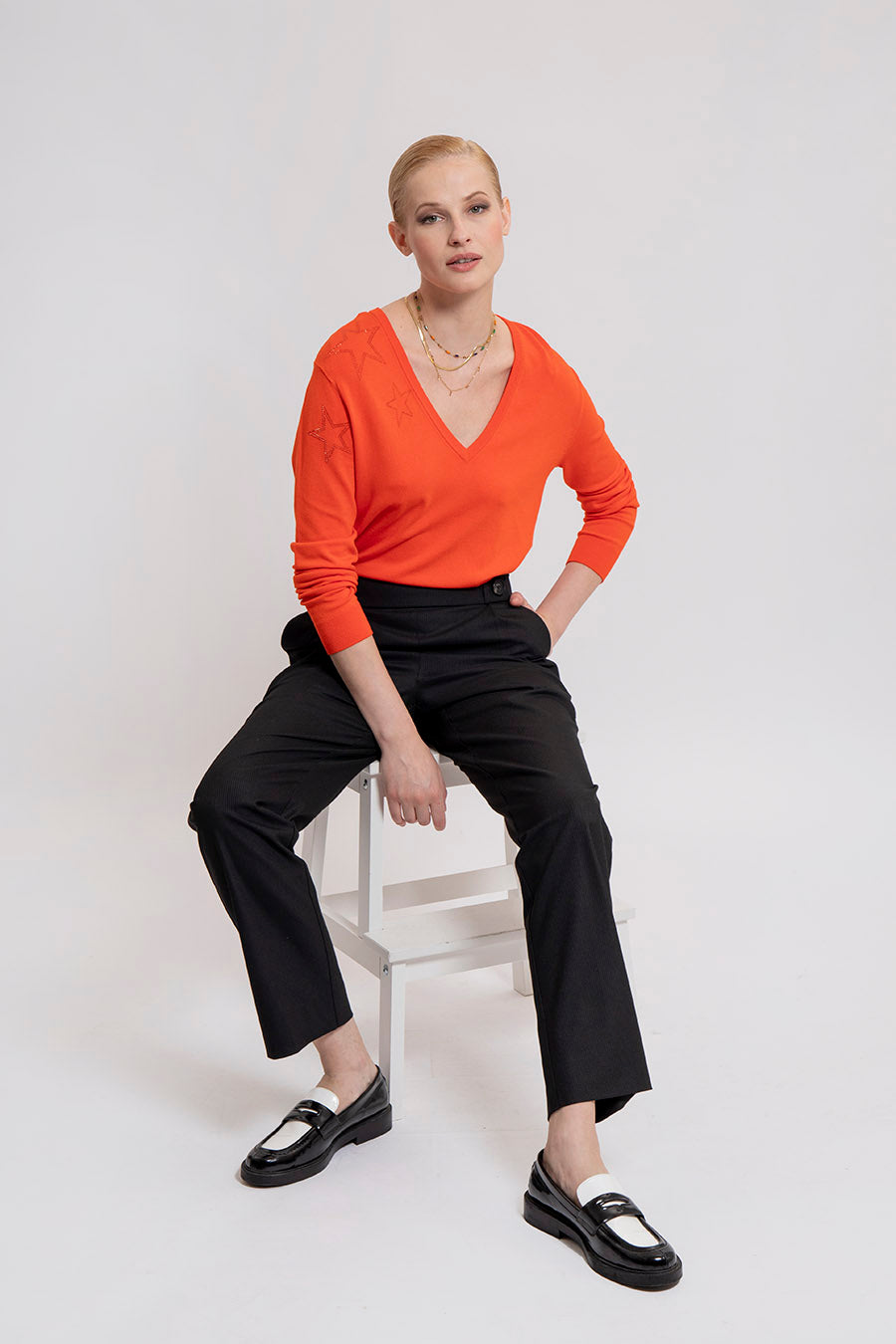 Pull fin col V orange avec étoiles strassées | Elora