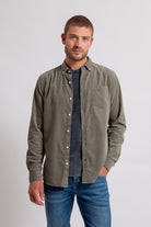 Chemise coupe regular en velours kaki | Elora