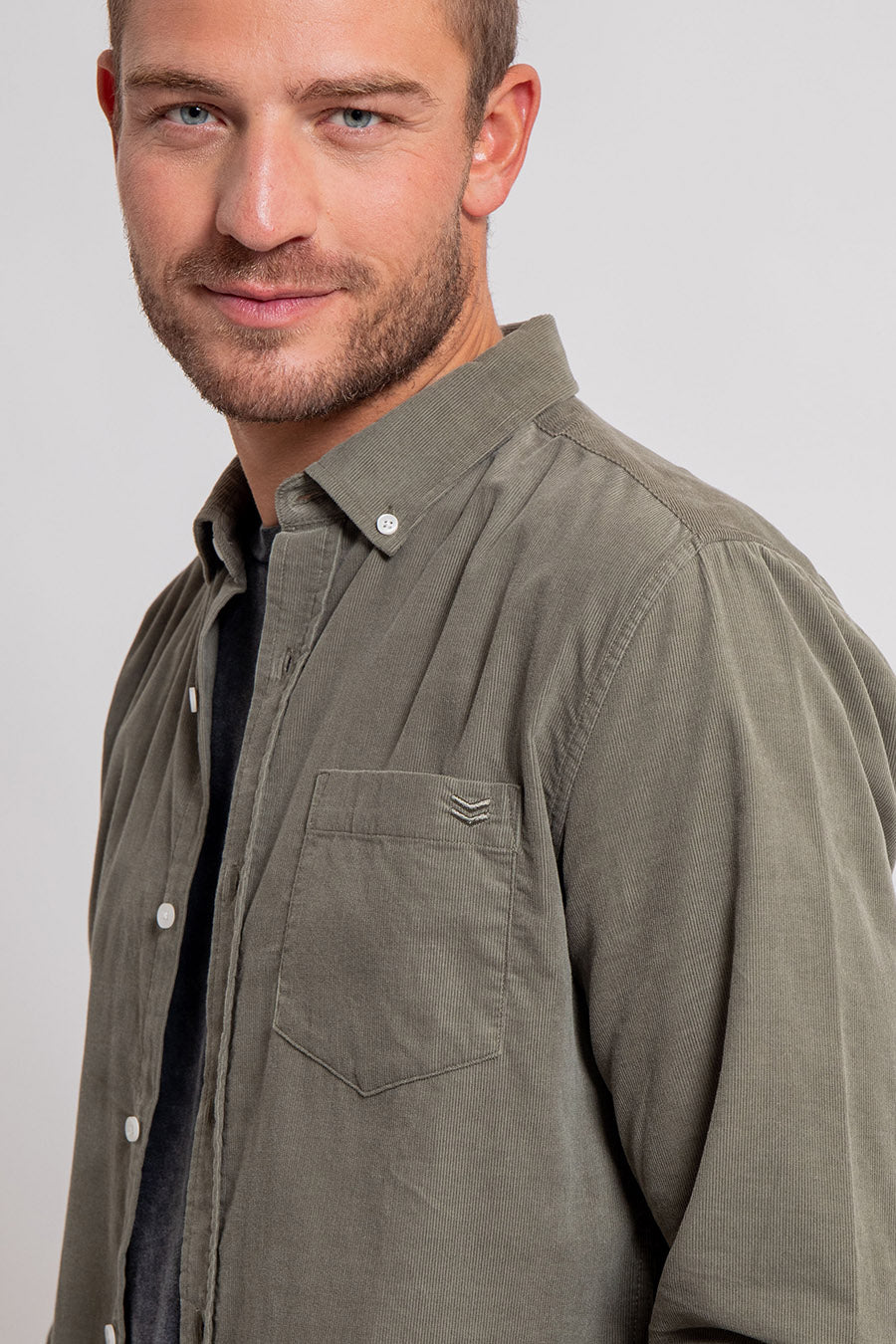 Chemise coupe regular en velours kaki | Elora