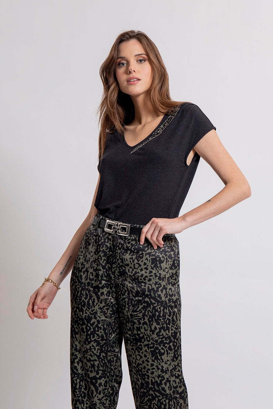 Tee shirt anthracite avec broderies perlées | Elora