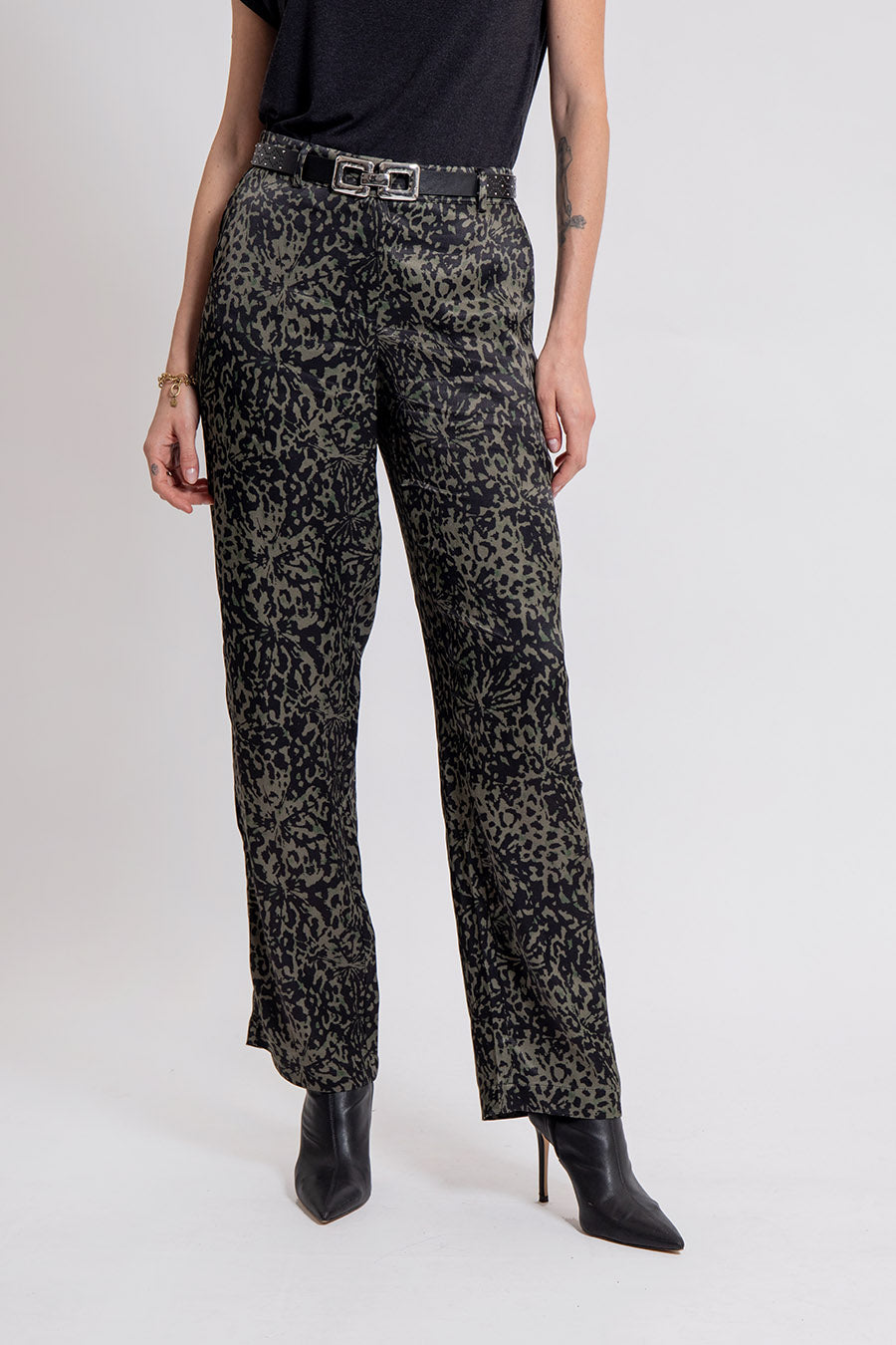 Pantalon Palazzo en satin imprimé sauvage kaki et noir | Elora