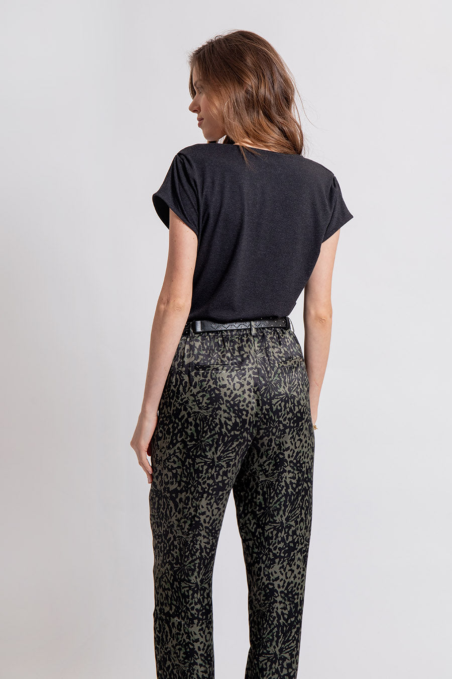 Pantalon Palazzo en satin imprimé sauvage kaki et noir | Elora