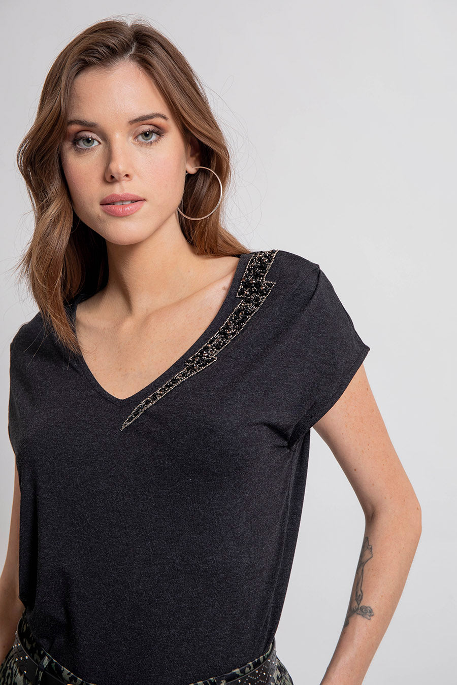 Tee shirt anthracite avec broderies perlées | Elora
