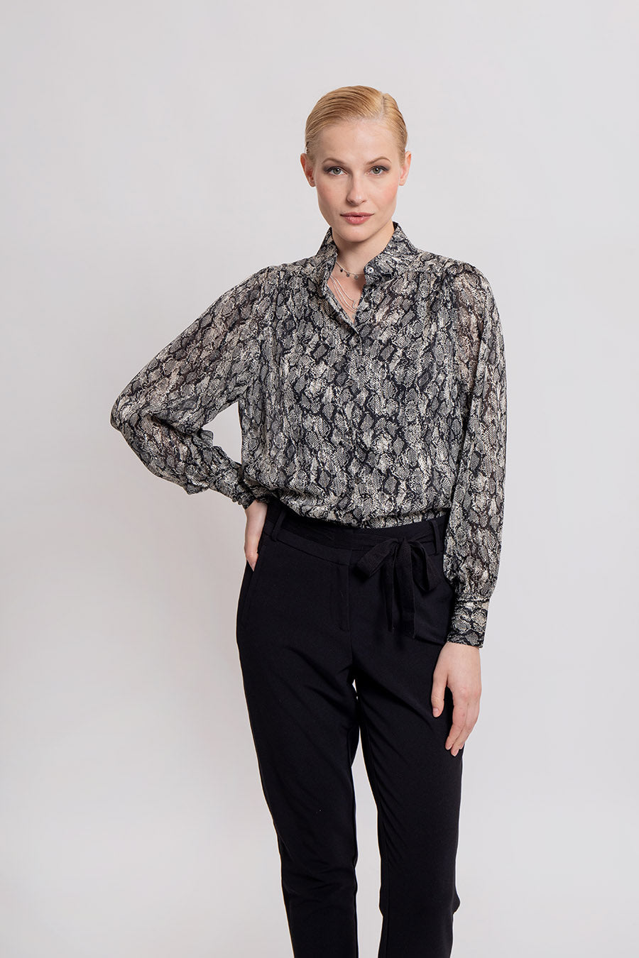 Blouse imprimé serpent noir et beige | Elora