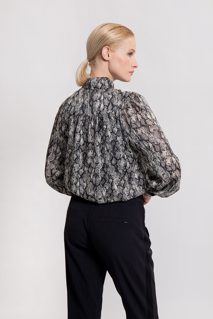 Blouse imprimé serpent noir et beige | Elora