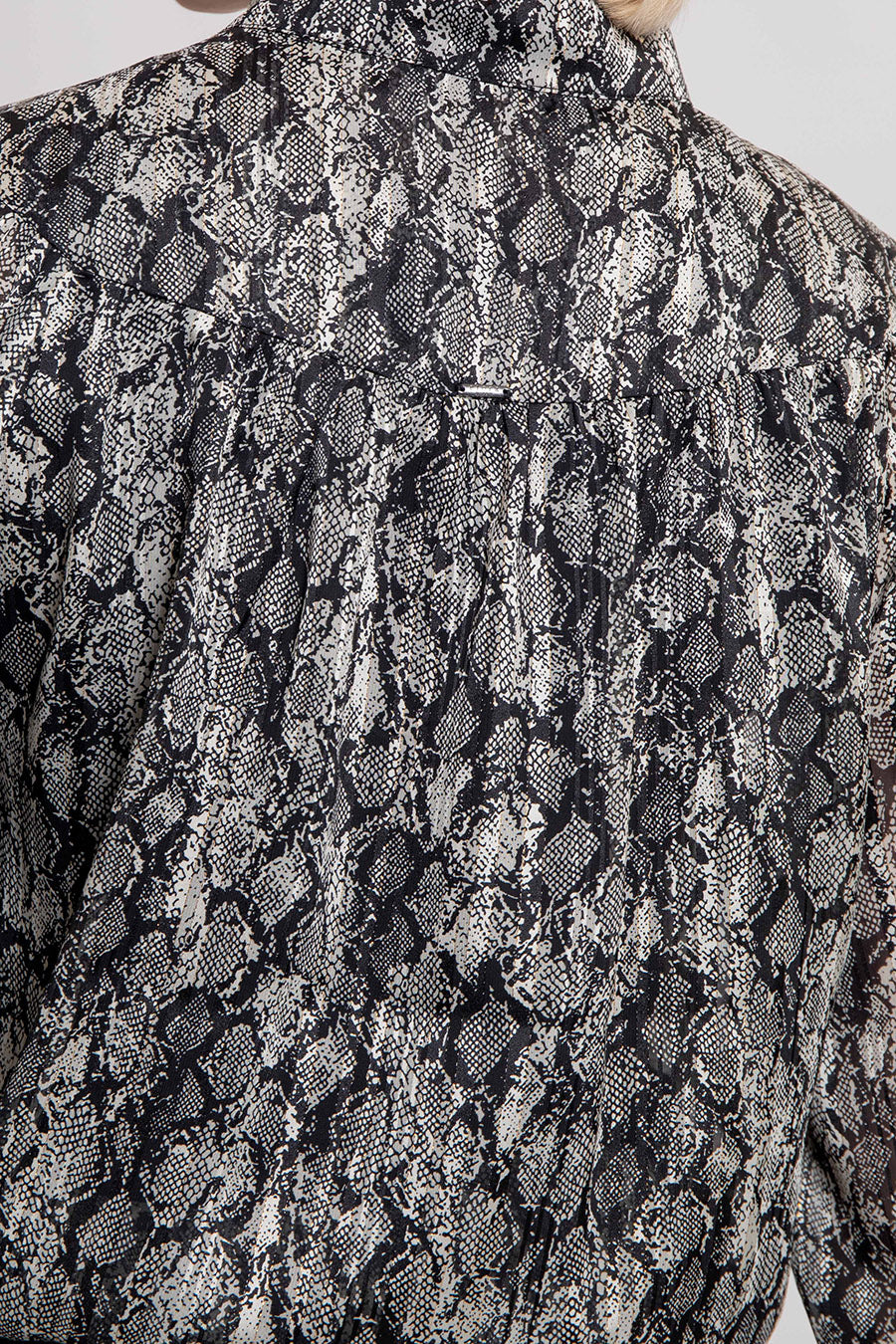 Blouse imprimé serpent noir et beige | Elora