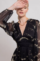 Robe cintrée imprimé tie and dye noir et beige | Elora