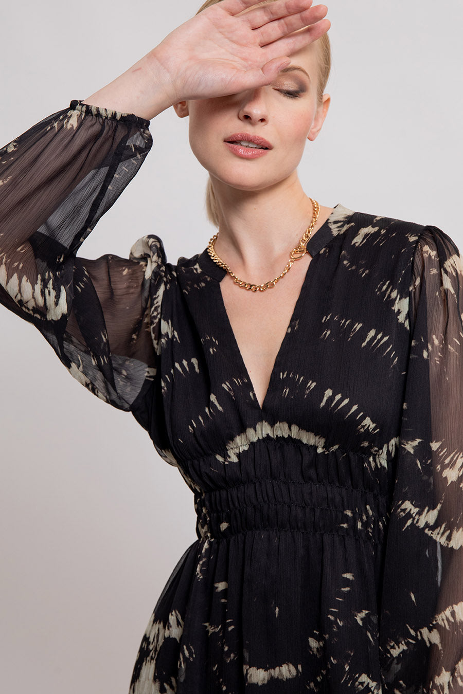 Robe cintrée imprimé tie and dye noir et beige | Elora