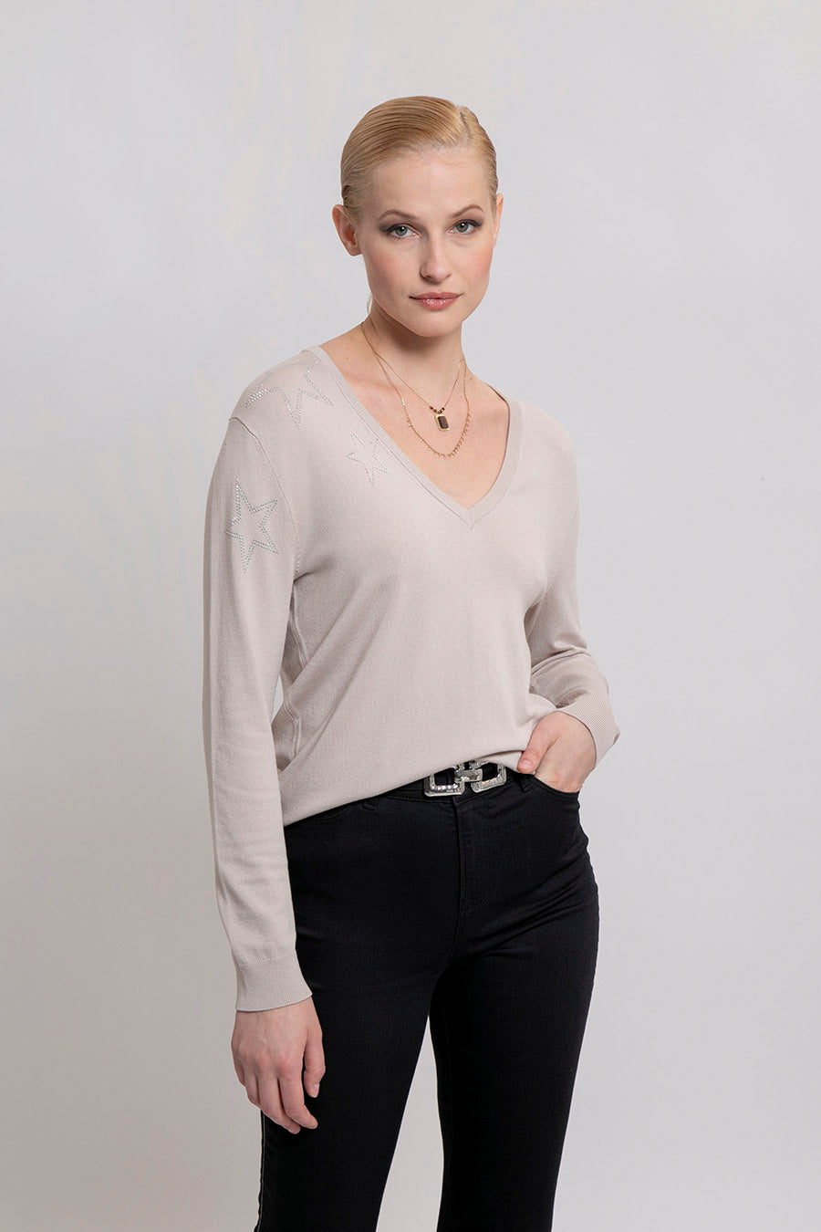 Pull fin col V craie avec étoiles strassées | Elora