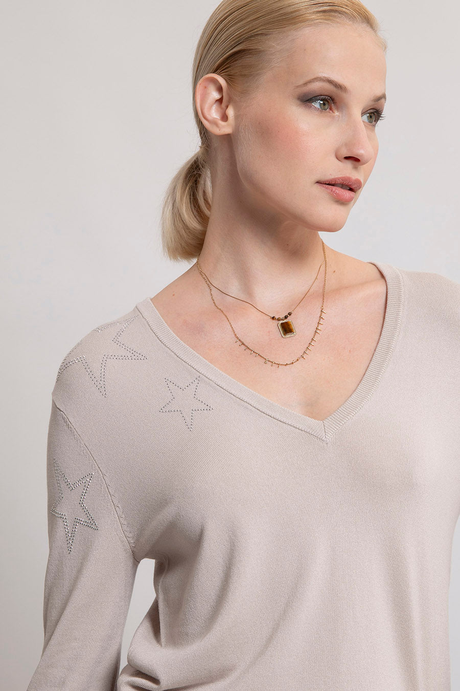 Pull fin col V craie avec étoiles strassées | Elora