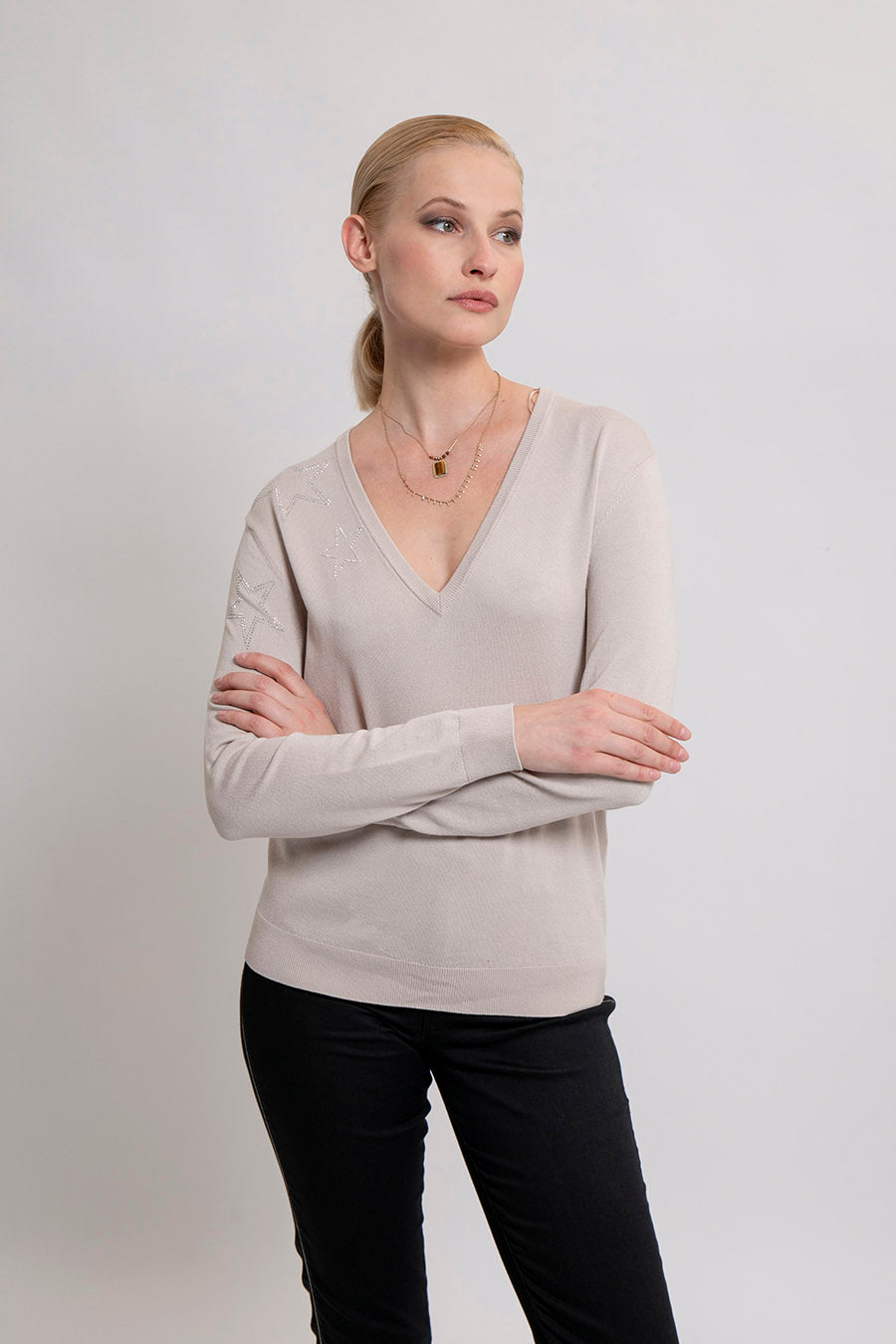 Pull fin col V craie avec étoiles strassées | Elora