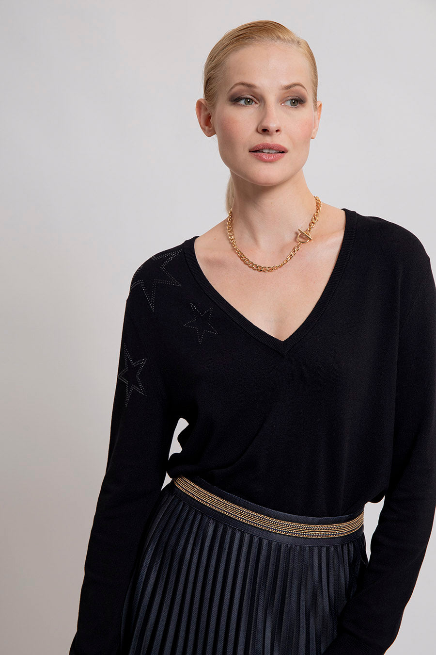Pull fin col V noir avec étoiles strassées | Elora