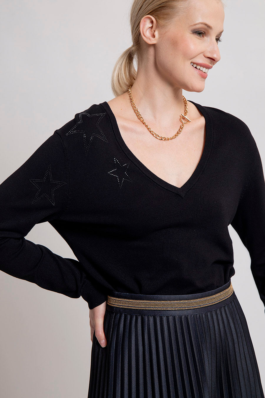 Pull fin col V noir avec étoiles strassées | Elora