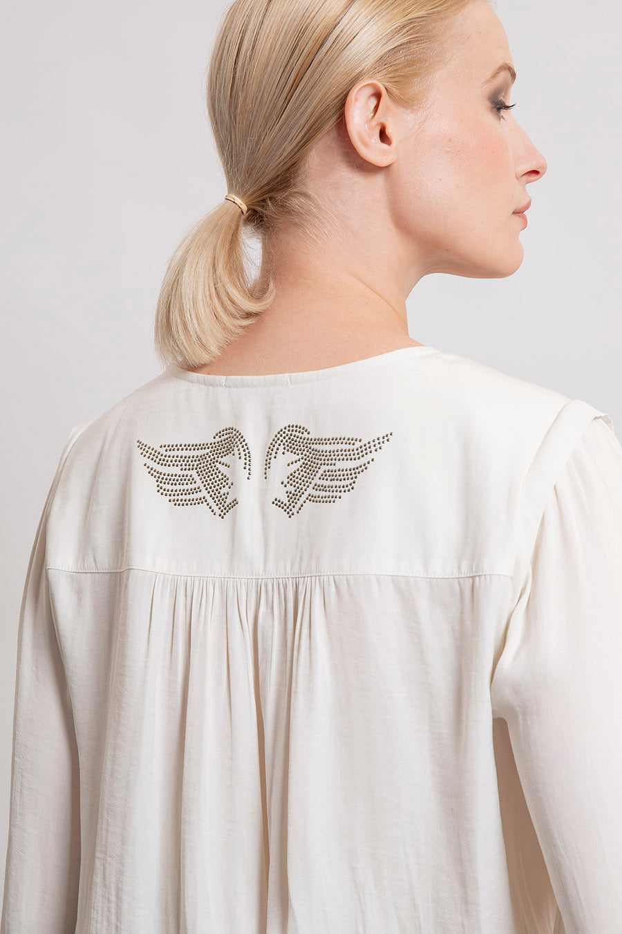 Blouse fluide motif ailes clouté coloris crème | Elora