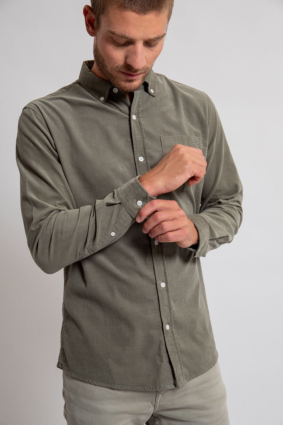 Chemise coupe regular en velours kaki | Elora