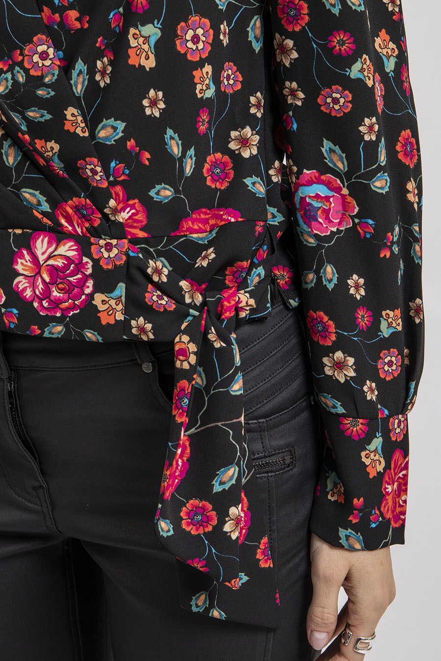 Blouse cache coeur imprimé noir et rose | Elora