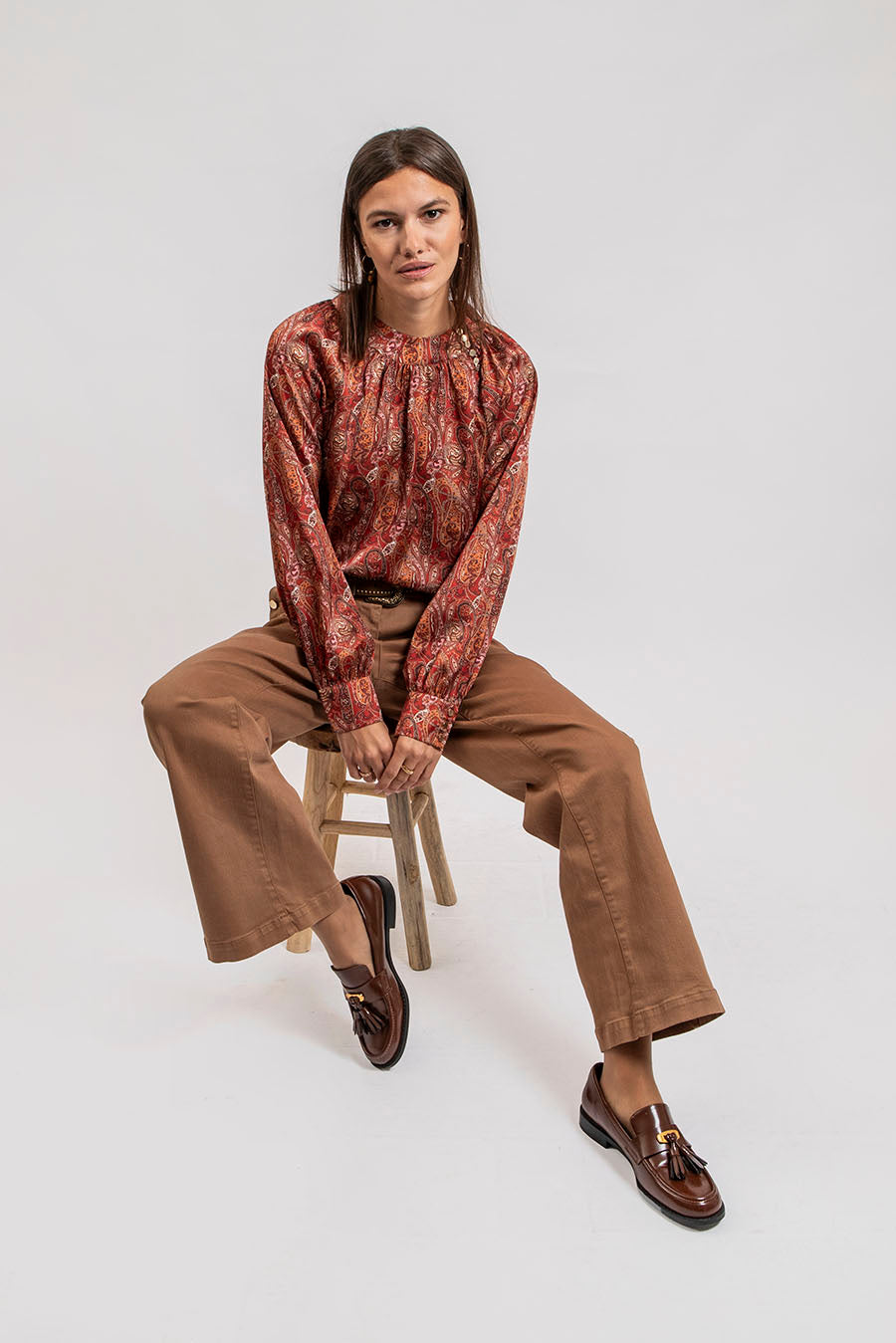 Blouse satinée motif cachemire imprimé grenat | Elora