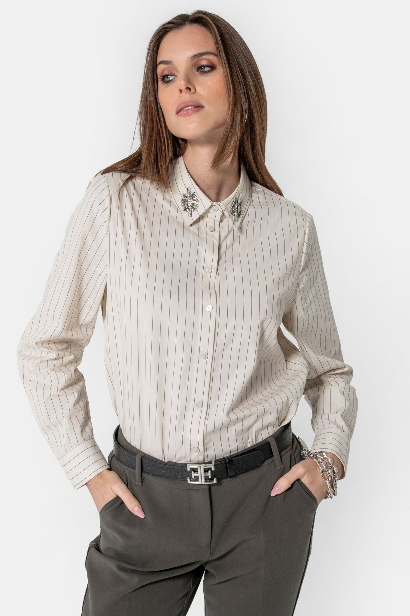 Chemise avec bijoux au col rayée écru et noir | Elora