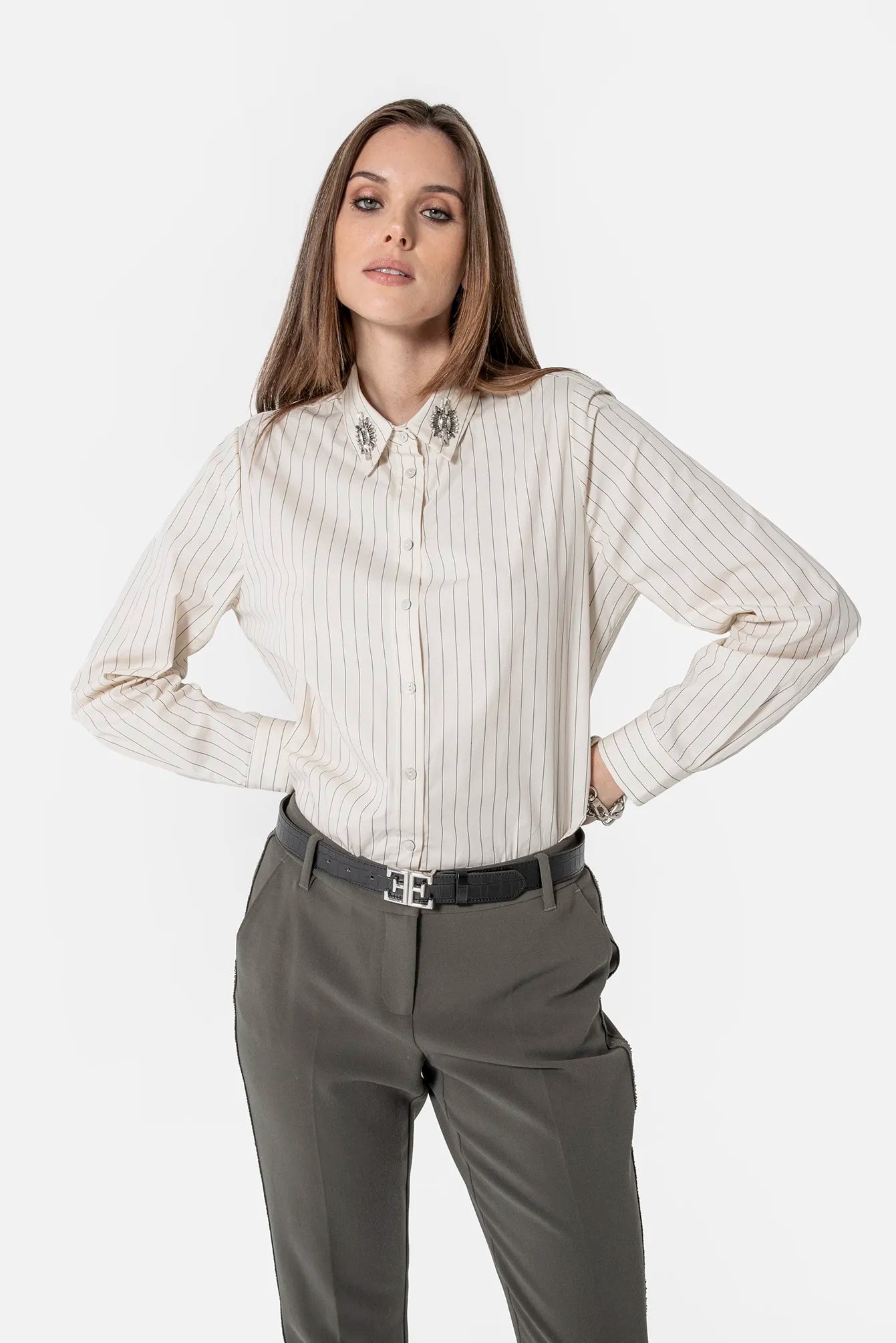 Chemise avec bijoux au col rayée écru et noir | Elora