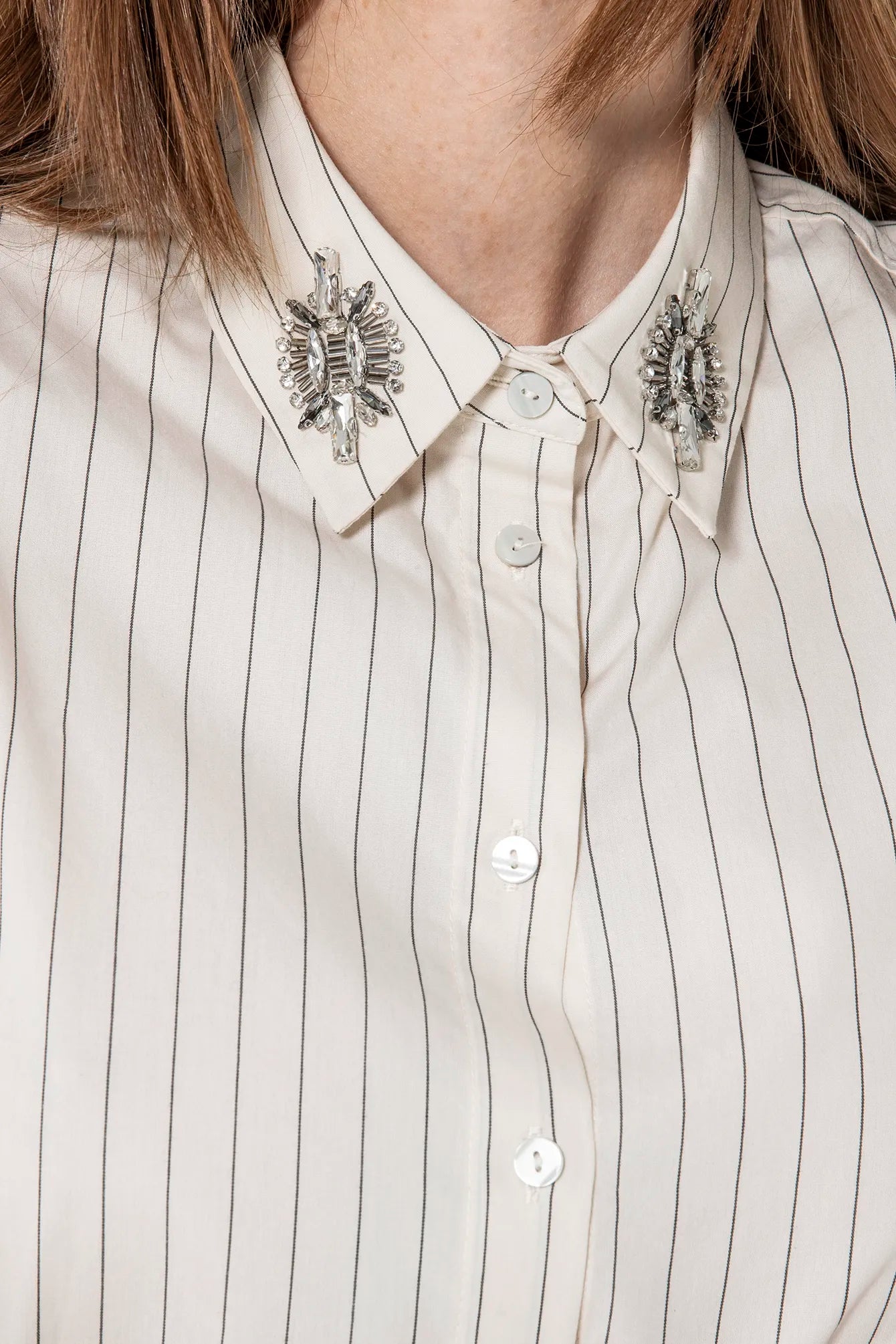 Chemise avec bijoux au col rayée écru et noir | Elora