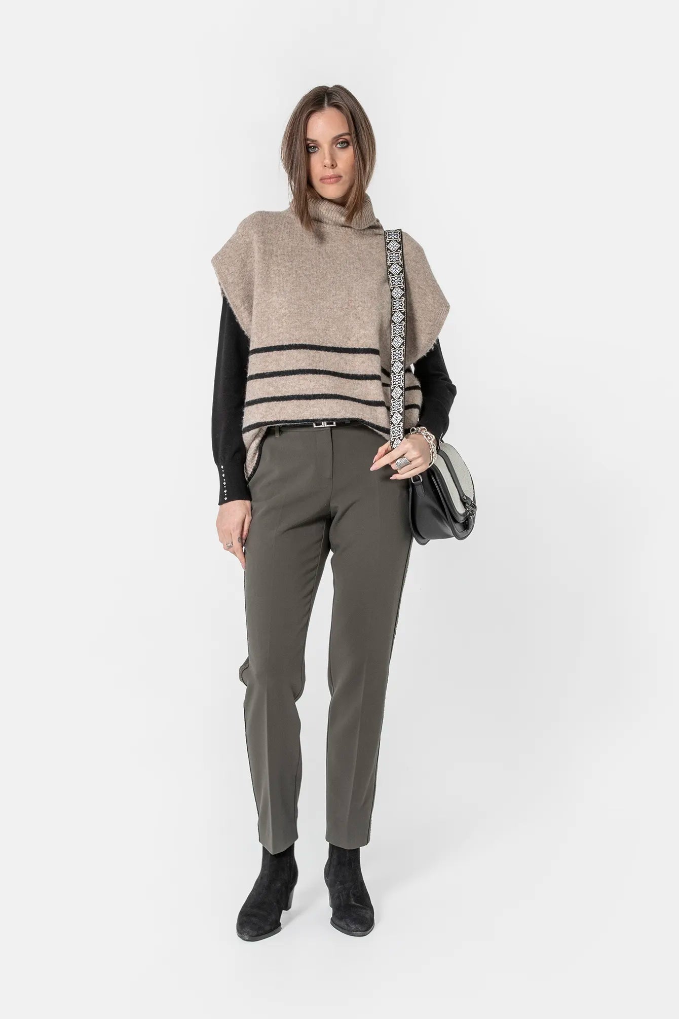 Poncho col roulé rayé beige et noir | Elora